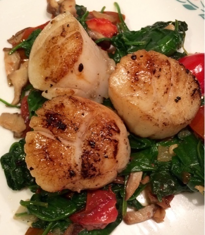 Sea Scallops over Spinach Sauté di 3HU & Swim Bike Fuel Recipe Exchange - Recipefy