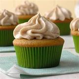Pumpkin-spice-cupcakes-with-cream-cheese-frosting_exps_mrmz16_42386_b09_16_6b