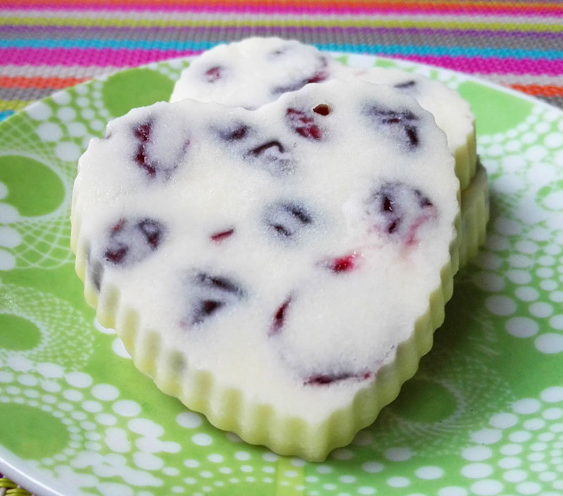Melt-In-Your-Mouth Vegan White Chocolate Cranberry Hearts di MyHealthyDessert - Recipefy