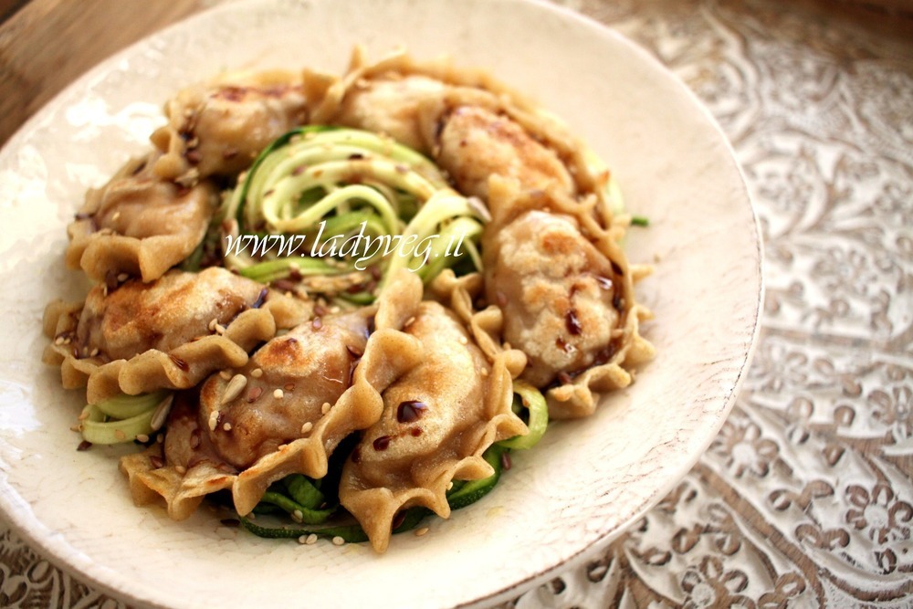 RAVIOLI AL VAPORE VEGANI IN PADELLA CON RAGù VEGETALE DI LENTICCHIE de Valentina - Recipefy