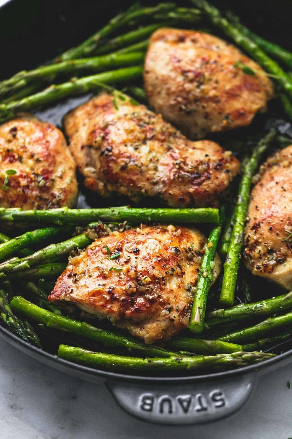 One-pan garlic herb chicken and asparagus de Schalene Dagutis - Recipefy