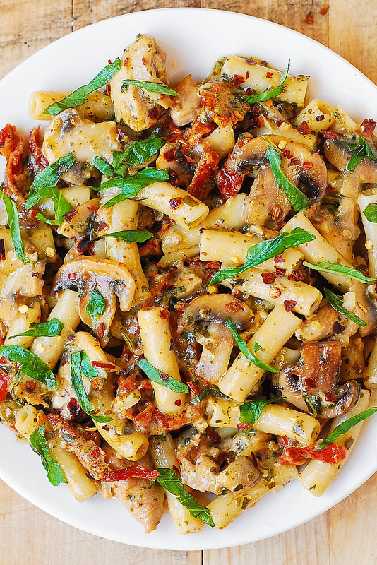 Pesto chicken pasta with mushrooms de Schalene Dagutis - Recipefy
