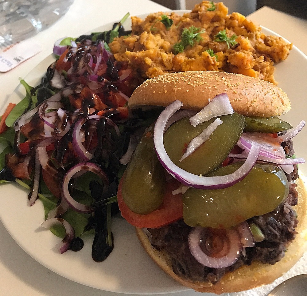 Vegan Burger with sweet potato and side salad di DC5veganlifestyle - Recipefy