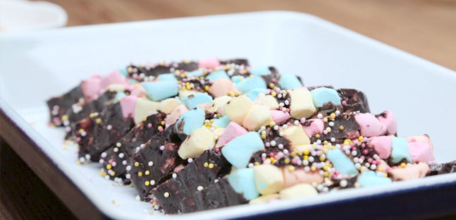 Marshmallow lazy cake Recipe di Maya Ahmad - Recipefy