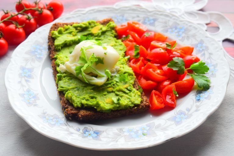 Healthy Avocado & Poached Egg Breakfast de MyNutriCounter - Recipefy