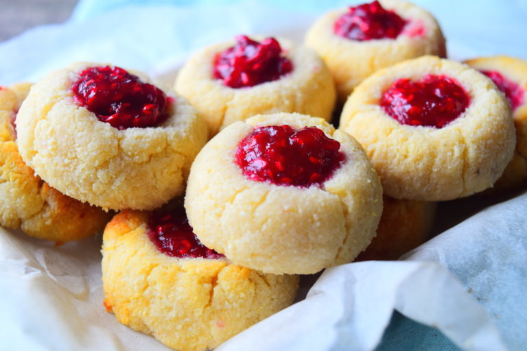 Raspberry & Coconut Thumbprint Cookies di MyNutriCounter - Recipefy