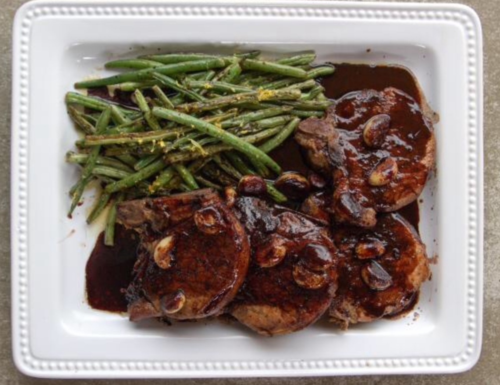 Pork Chops with Wine and Garlic di Michele Poole - Recipefy
