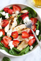 Grilled Chicken Salad with Strawberries and Spinach de Dawn Khan - Recipefy