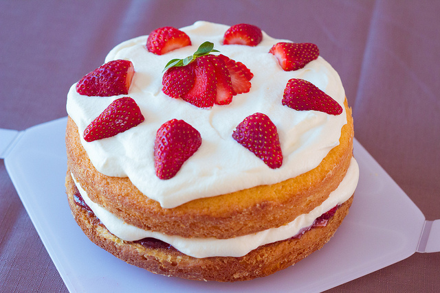 Easy Victoria Sponge Cake Recipe di Adon Djov - Recipefy