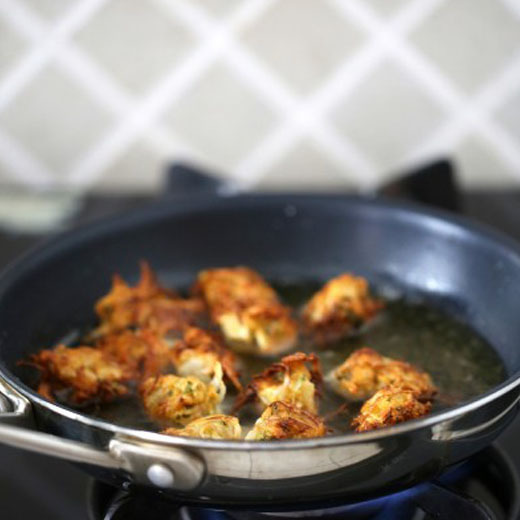 TANGY ONION AND CHILI BHAJIAS {PAKORAS/FRITTERS} of Kanika Katyal - Recipefy
