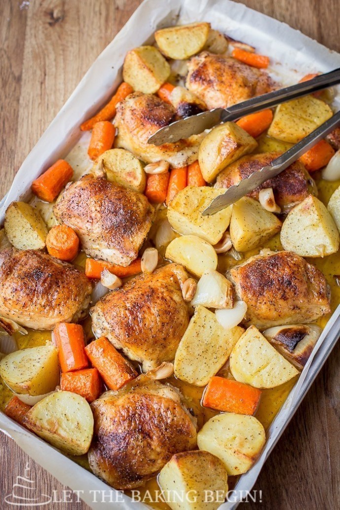Roasted chicken thighs and root vegetables de Sara Meyer - Recipefy