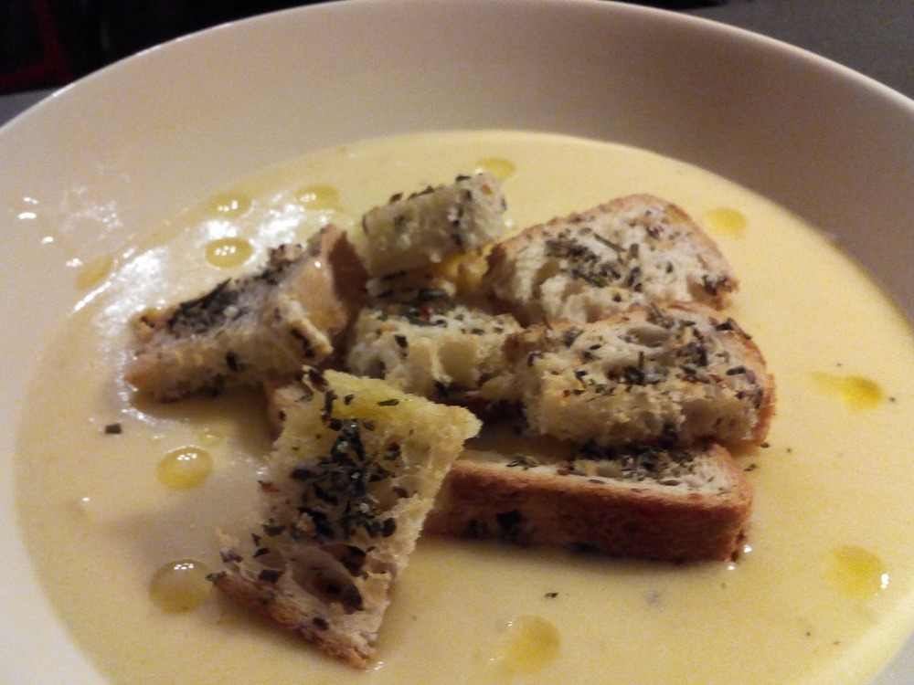 CREMA DI PATATE ALLO ZAFFERANO CON CROSTINI ARMATIZZATI de Marina Marini - Recipefy