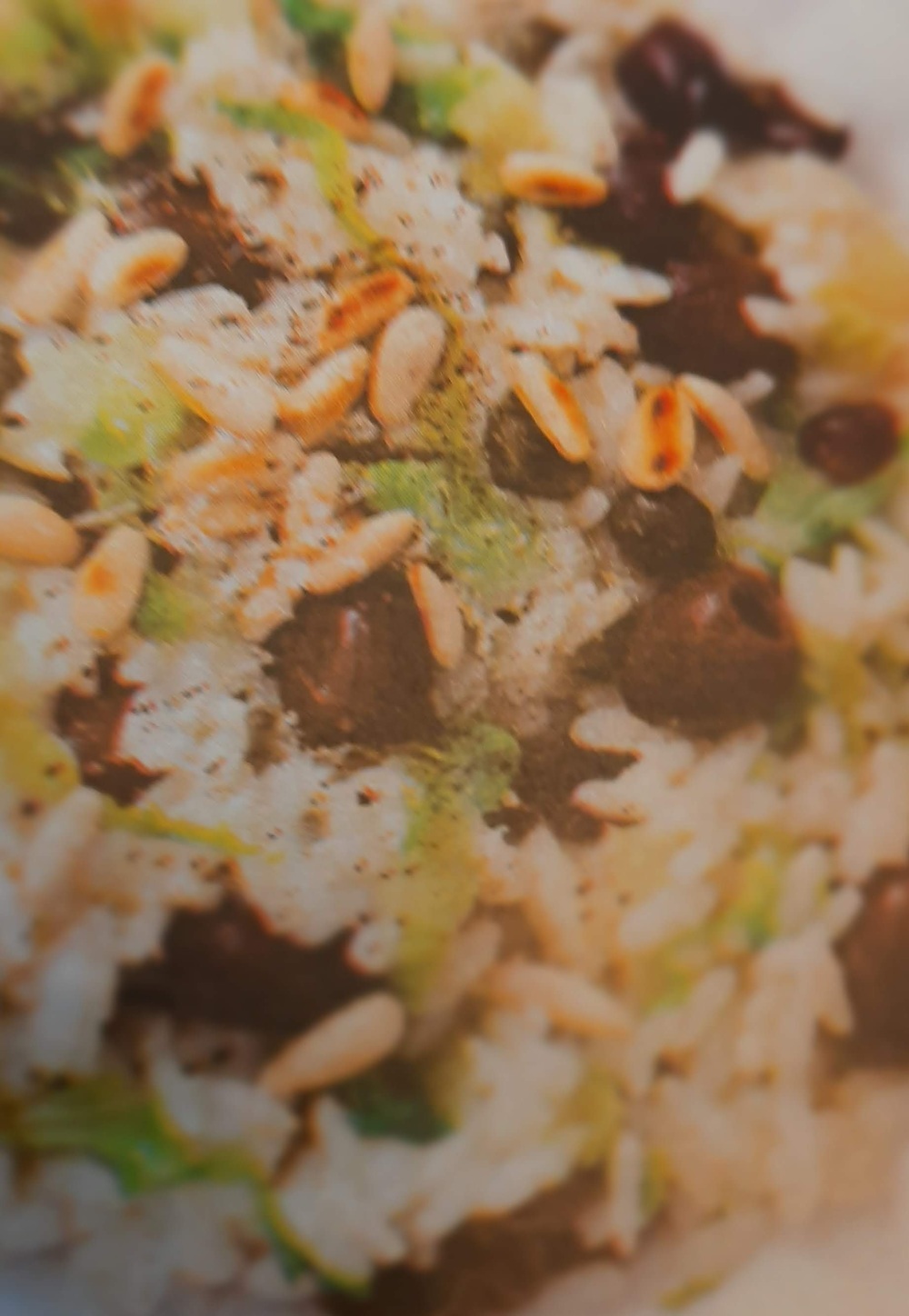 RISOTTO ALLA SCAROLA, OLIVE TAGGIASCHE E PINOLI de Marina Marini - Recipefy