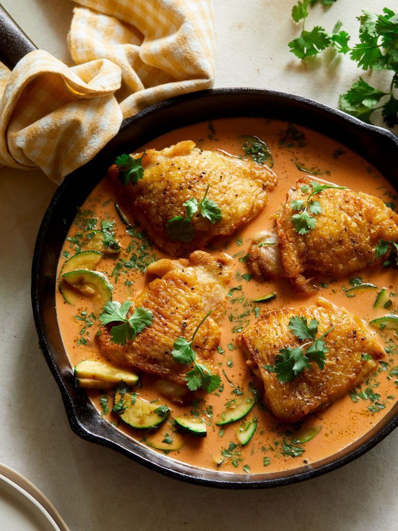 Red curry chicken thighs with zucchini and carrots of Sara Meyer - Recipefy