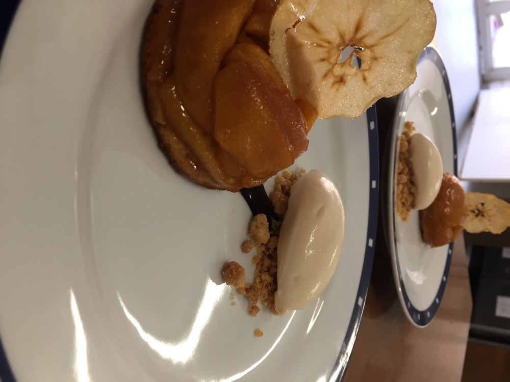 Mini Tatin, helado de vainilla sobre crumble de oro y crujiente de manzana y salsa de chocolate of Grupo 1 Pasteleria - Recipefy