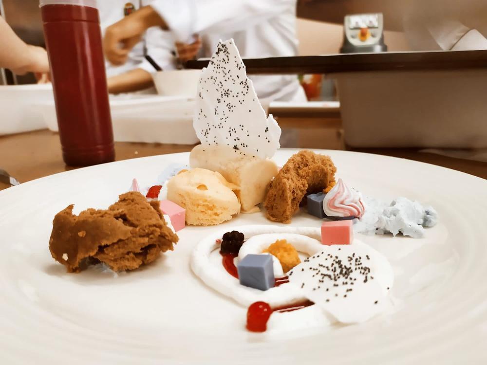 Bavaroise de chocolata blanco, arándanos y gelatina de violetas de Grupo 3 pastelería 2DC - Recipefy