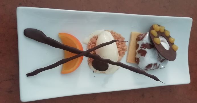 Semifrío de chocolate con núcleo de naranja, glaseado con craquelado y helado de menta of Grupo 3 pastelería 2DC - Recipefy