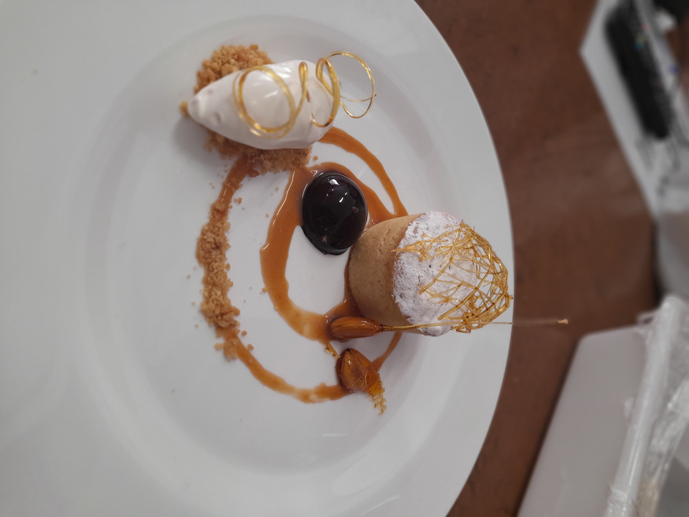 Mini tarta de Santiago con bavaroise de dulce de leche glaseado y helado de whisky of Grupo 3 pastelería 2DC - Recipefy