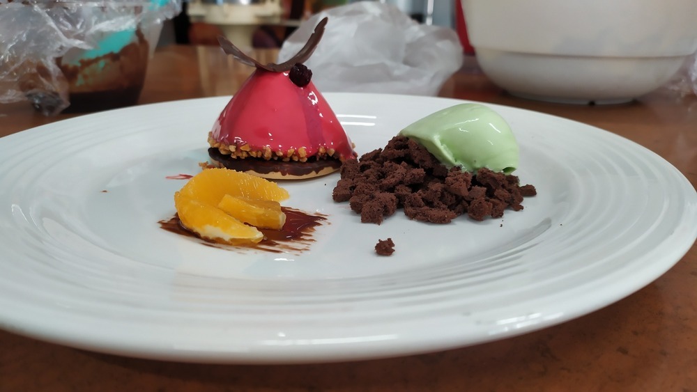 Barbarois de chocolate, glaseado brillante craquelado con helado de menta of Grupo 2.2 2ºDirCoc - Recipefy