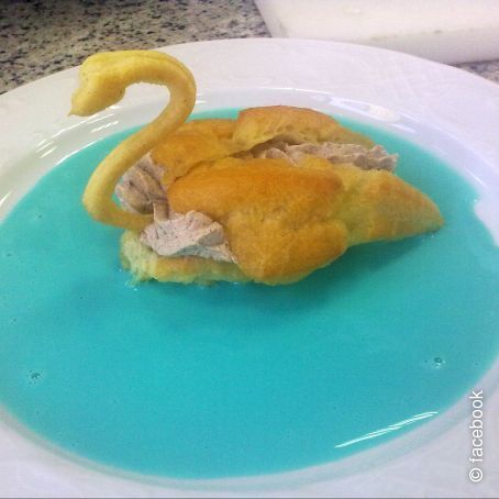 PASTA CHOUX (cisnes) SOBRE NATILLA (lago azul) of Andrea García Moreno - Recipefy
