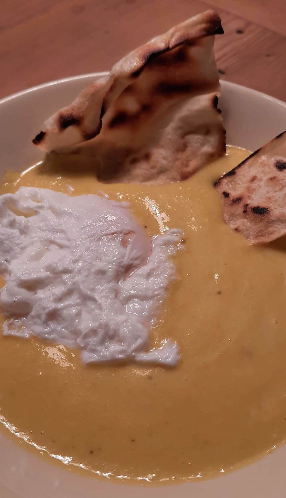 vellutata gialla con uovo in camicia e scaglie di carasau di Marina Marini - Recipefy